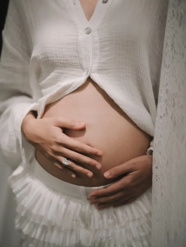 Serasi Berbusana Putih, Angga Yunanda dan Shenina Cinnamon Rayakan Calon Putra Pertama