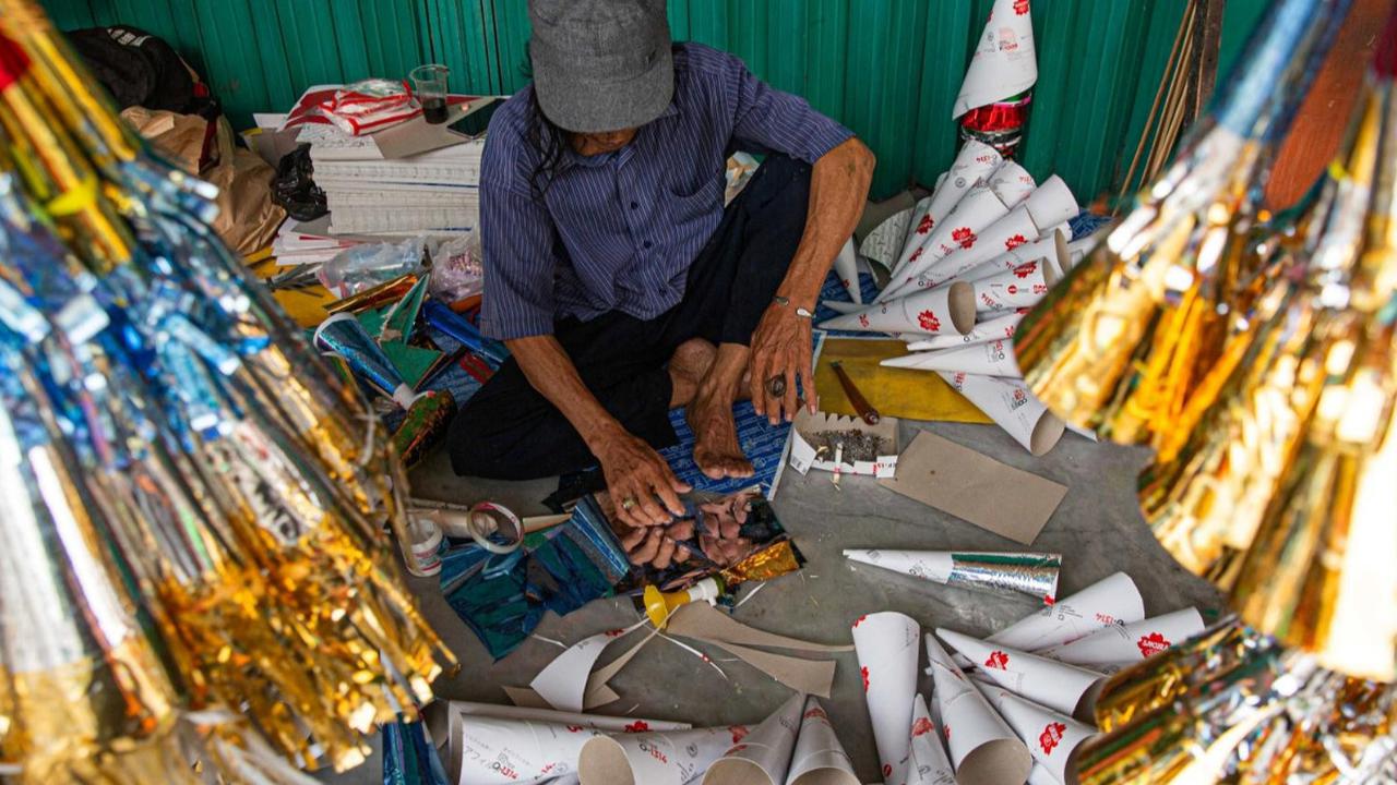 Para pembuat terompet dan aksesoris menyambut perayaan Tahun Baru  2024 mulai menjamur di kawasan Glodok, Jakarta, Selasa (26/12/2023).