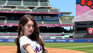 Jang Wonyoung Lempar First Pitch MLB di New York, Gaya Sporty Chic Tuai Pujian