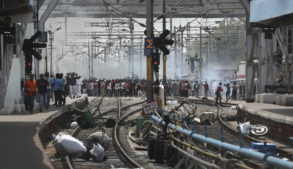 Para pengunjuk rasa meneriakkan slogan-slogan anti pemerintah di stasiun kereta api Secunderabad di Hyderabad, India, Jumat (17/6/2022). Unjuk rasa hari kedua berturut-turut pada hari Jumat menentang skema rekrutmen pemerintah jangka pendek yang baru untuk militer. (AP Photo/Mahesh Kumar A)