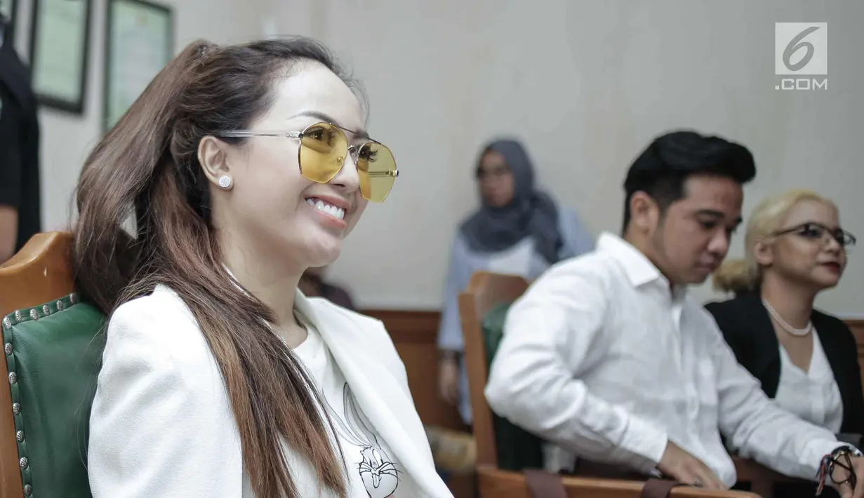 Istri Roby Geisha, Cinta Ratu Nansya tersenyum saat mengikuti sidang perceraian perdana di Pengadilan Agama Jakarta Selatan, Senin (12/3). Sidang beragendakan mediasi bagi kedua belah pihak. (Liputan6.com/Faizal Fanani)
