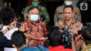 Menristek Bambang Brodjonegoro berjalan bersama Wakil Ketua KPK Nurul Ghufron menjawab pertanyaan wartawan usai melakukan pertemuan di gedung KPK, Jakarta, Selasa (16/6/2020). Pertemuan membahas mengenai hal terkait pendanaan penelitian riset teknologi inovasi. (merdeka.com/Dwi Narwoko)