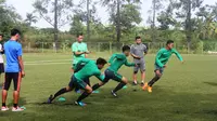 Latihan perdana Timnas U-19 di POR Sawangan diisi dengan latihan fisik yang diikuti 36 dari 40 pemain yang dipanggil. (Bola.com/Gerry Anugrah Putra)