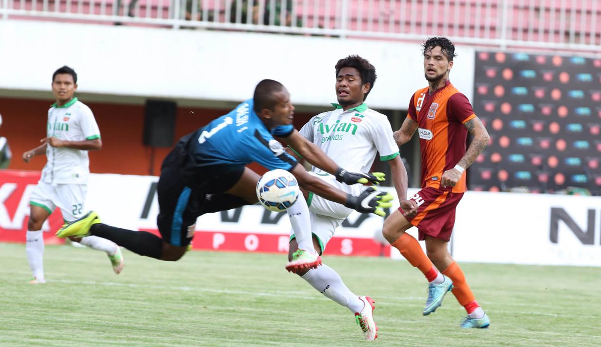 Pemain Surabaya United, Ilham Udin Armaiyn, berusaha mencetak gol ke gawang Pusamania Borneo FC yang dijaga Galih Sudaryono pada babak 8 besar Piala Jenderal Sudirman di Stadion Maguwoharjo, Sleman, Minggu (13/12/2015). (Bola.com/Nick Hanoatubun)