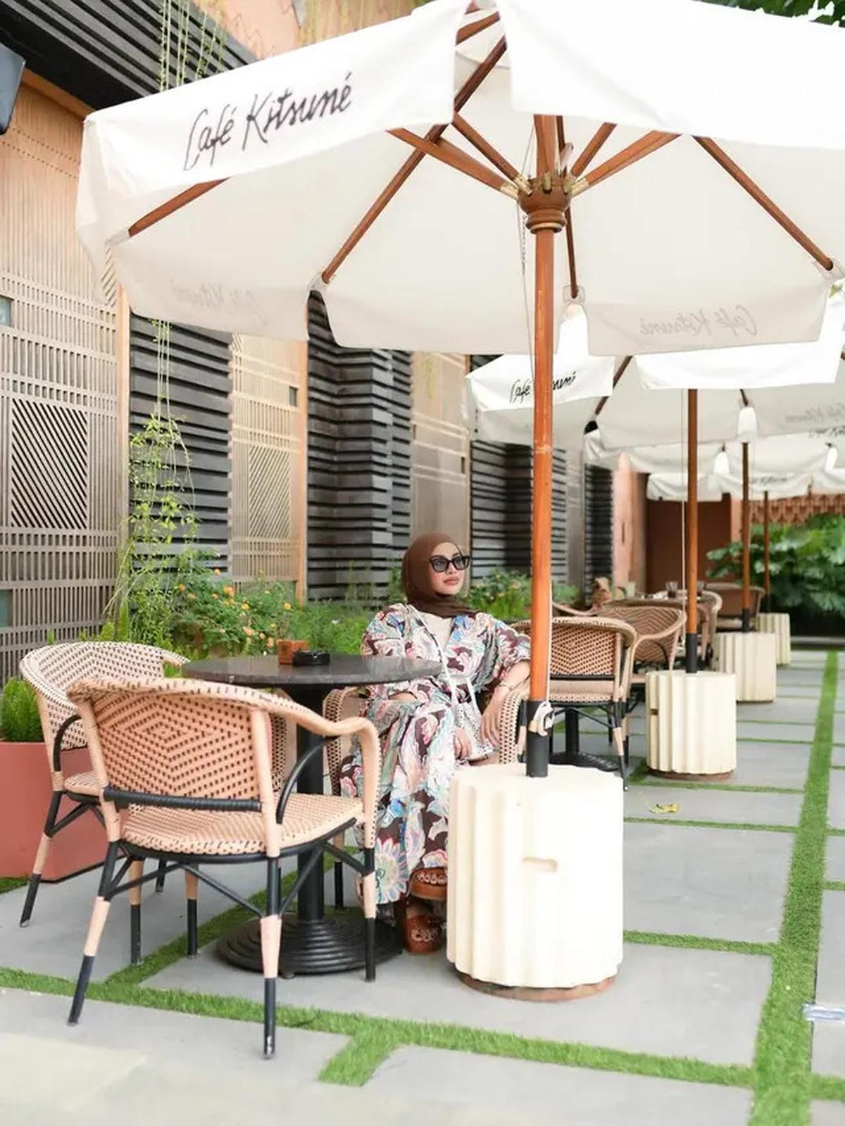 Gaya Aurel Hermansyah Terbaru saat Nongkrong di Kafe Bali, Anggun dengan Dress Flowy dan Tas Putih