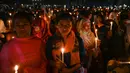 Sejumlah wanita Bangladesh menghadiri nyala lilin untuk memperingati Hari Perempuan Internasional di Dhaka (7/3). Hari Perempuan Internasional dirayakan secara luas di negara sosialis maupun komunis. (AFP Photo/Munir Uzzaman)