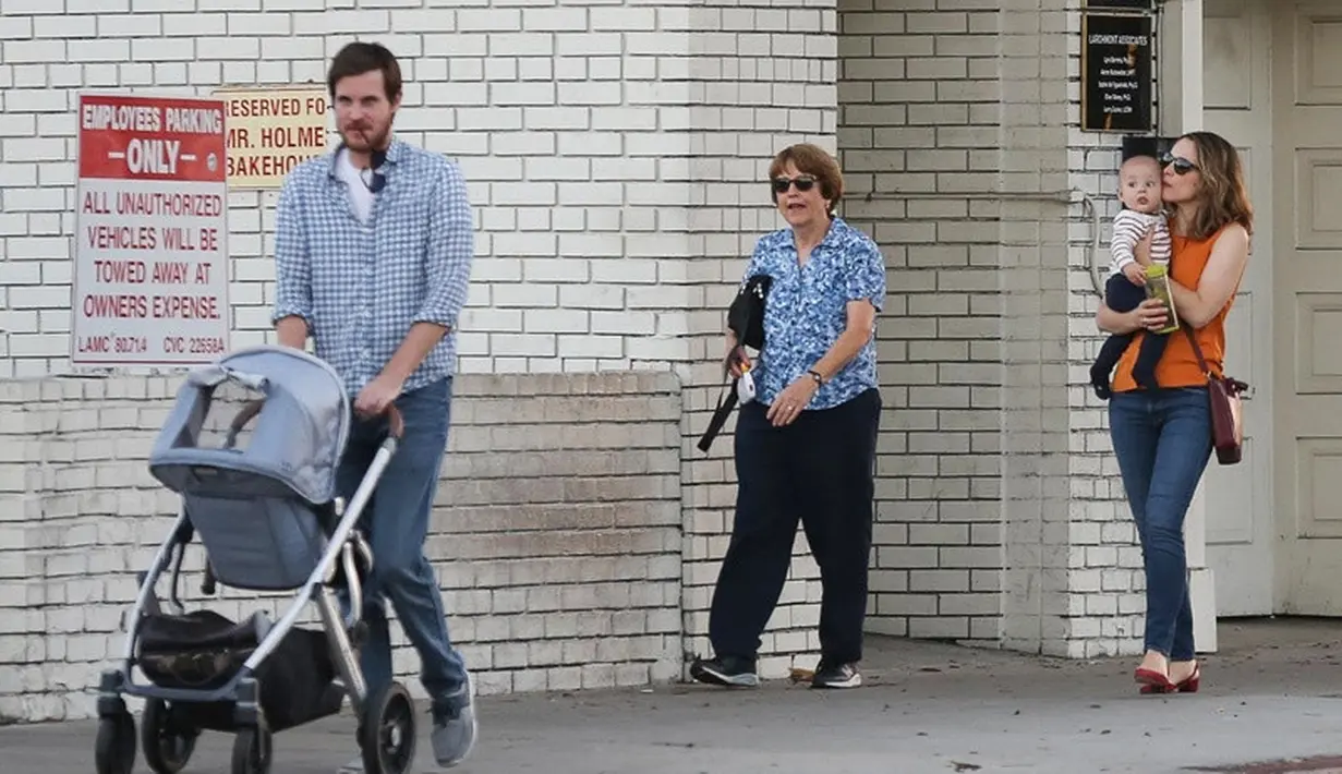 Meski foto sudah terungkap, namun nama anak Rachel McAdams belum diketahui hingga kini. (STEFAN / BACKGRID/HollywoodLife)