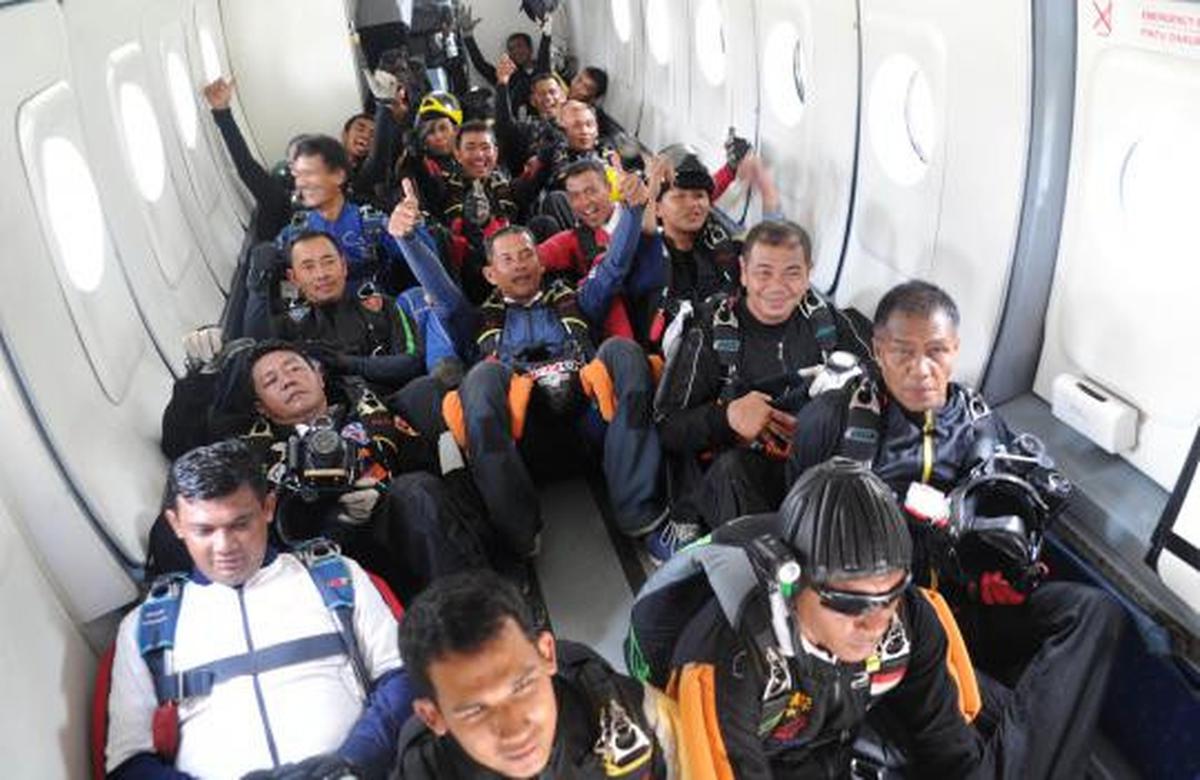 Penerjun payung buat formasi 8 arah mata angin di udara