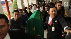  Jenazah Julia Perez saat dibawa ke mobil jenazah di RSCM, Jakarta, Sabtu (10/6). Artis yang kerap disapa Jupe itu menghembuskan napas terakhir di Rumah Sakit Cipto Mangunkusumo (RSCM), pada Sabtu 10 Juni 2017. (Liputan6.com/Herman Zakharia)