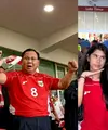 Presiden Prabowo turut menyaksikan langsung dengan mengenakan jersey warna merah dengan nomor punggung 8. [@sekretariat.kabinet].