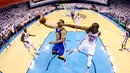 Pemain Warriors, Stephen Curry #30 dihadang pemain OKC Thunder, Kevin Durant #35 ketika melakukan lay up pada Final Wilayah Barat NBA Playoffs 2016 di Chesapeake Energy Arena, Oklahoma, (24/5/2016). OKC menang 118-94. (Ronald Martinez/Getty Images/AFP)