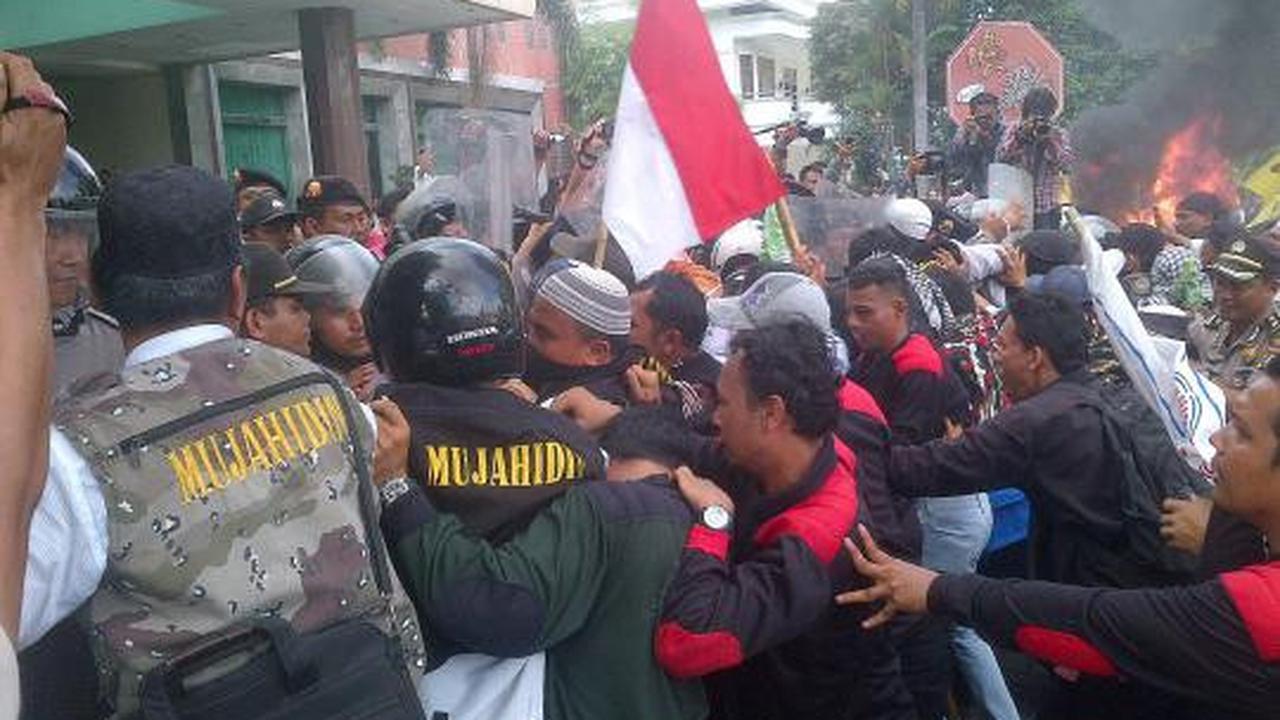 Ratusan ormas Islam bentrok dengan Polisi