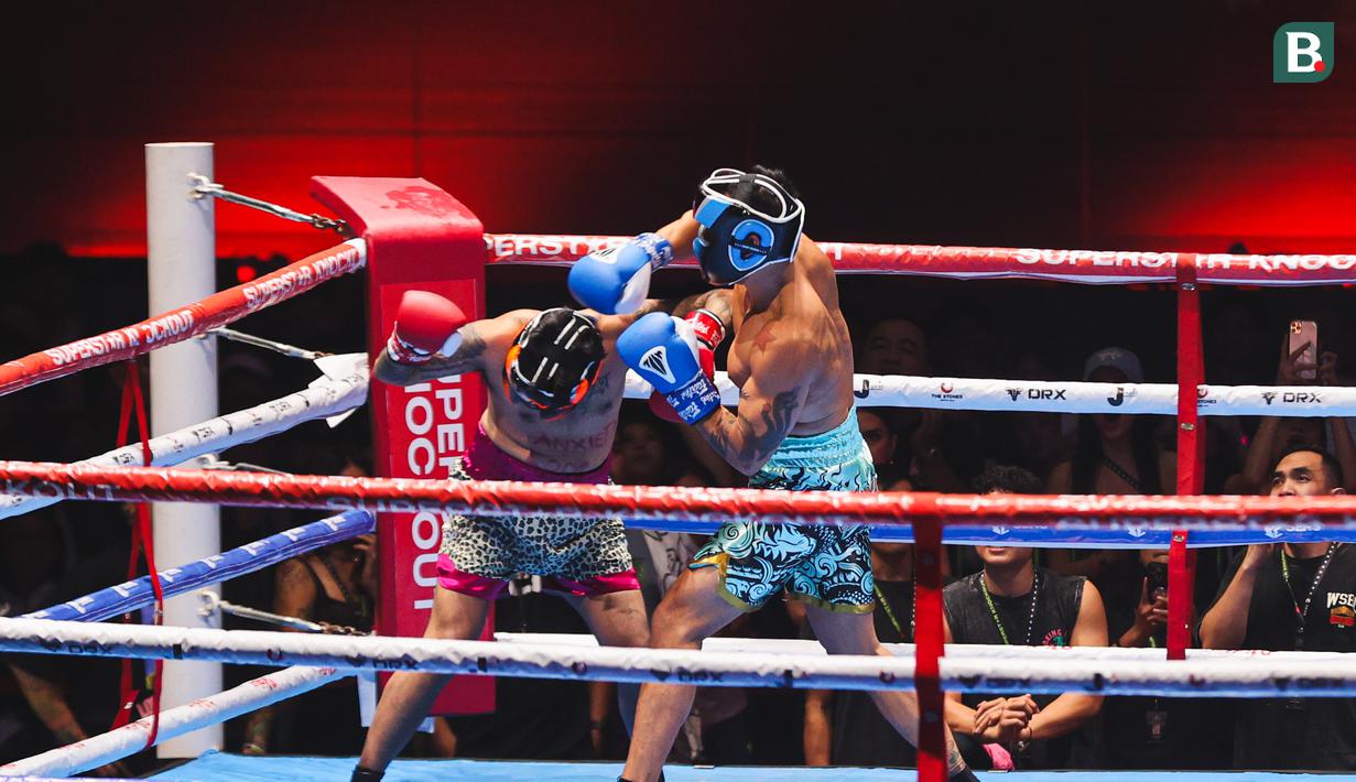 Pukulan Bobby Saputra berhasil mengenai kepala dari Onadio Leonardo dalam laga Superstar Knockout Vol . 2 di Jakarta International Velodrome, Rawamangun, Jakarta Timur, Sabtu (7/12/2024).