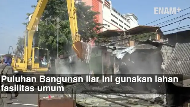 Bangunan liar yang berdiri diatas saluran air kawasan Cililitan Jakarta Timur, di bongkar Satpol PP