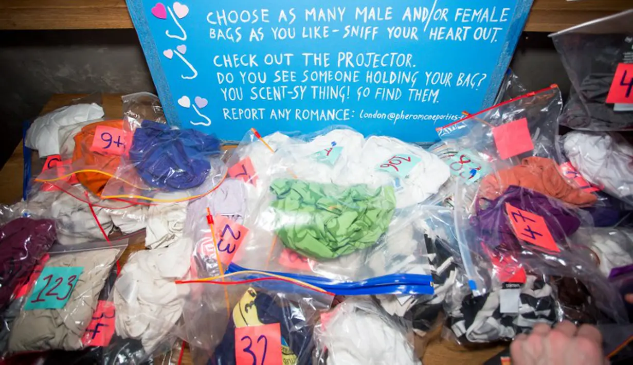 Untuk menghadiri pesta ini, Anda harus membawa pakaian yang sudah dikenakan selama tiga hari berturut-turut dan diletakan dalam plastik yang diberikan nomor, Inggris. (AFP PHOTO/Stories Bar)