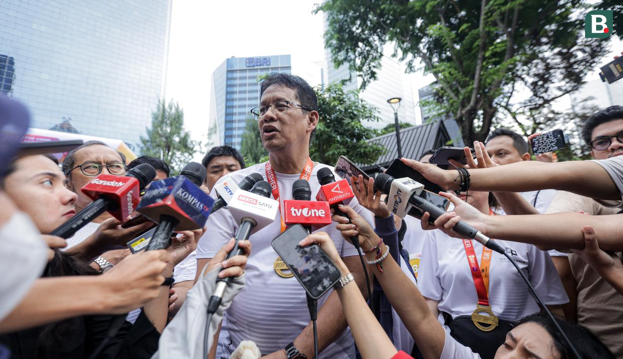 <p>Menteri Keuangan, Purbaya Yudhi Sadewa, memberikan tanggapan di depan awak media setelah finis dalam ajang Run for Journalism 2025 yang berlangsung di Unika Atma Jaya, Jakarta, Minggu (16/11/2025). (Bola.com/Bagaskara Lazuardi)</p>