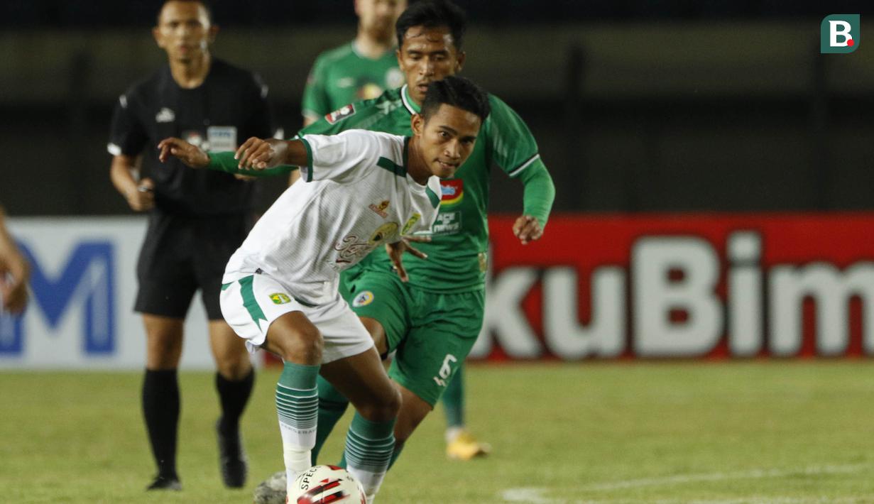 Striker Persebaya Surabaya, Marselino Ferdinan (depan) dibayangi gelandang PS Sleman, Wahyu Sukarta dalam laga Grup C Piala Menpora 2021 di Stadion Si Jalak Harupat, Bandung, Rabu (7/4/2021). (Bola.com/Ikhwan Yanuar)