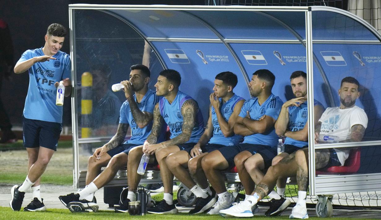 Sebenarnya, kondisi itu sudah dirasakan Messi sejak laga semifinal lawan Kroasia. La Pulga beberapa kali terlihat memegangi dan memijat otot hamstring kirinya. (AP Photo/Francisco Seco)