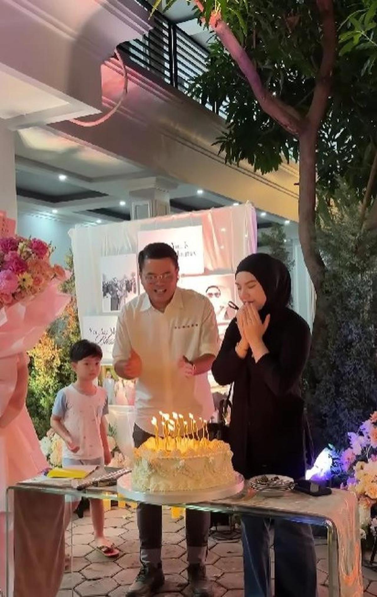 14 Potret Halaman Rumah Irish Bella dan Haldy Sabri, Estetik Bak Resort Pribadi