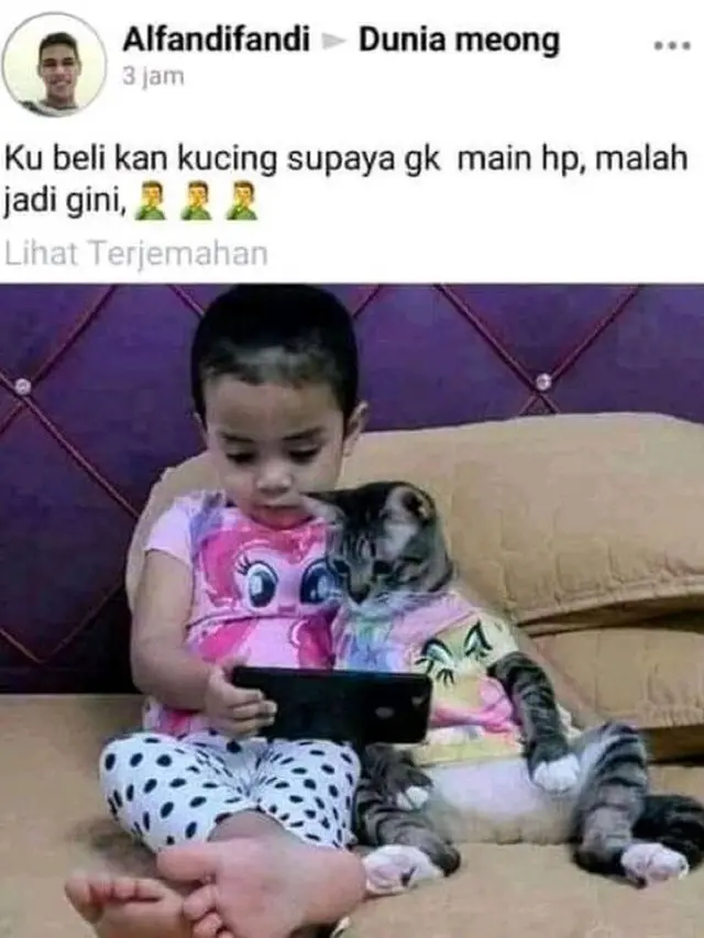 6 Momen Kompak Bocah dengan Kucing Peliharaan, Bak Anak Kembar