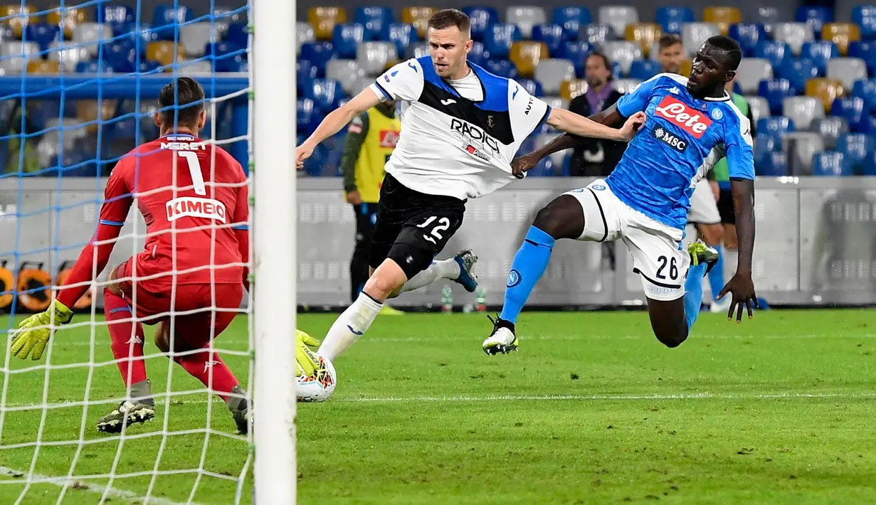 Penyerang Atalanta, Josip Ilicic berebut bola dengan bek Napoli, Kalidou Koulibaly dalam laga pekan kesepuluh Liga Italia di Stadion San Paolo, Naples, Rabu (30/10/2019). Laga sengit Napoli vs Atalanta berakhir tanpa pemenang dengan skor 2-2. (Ciro Fusco/ANSA via AP)