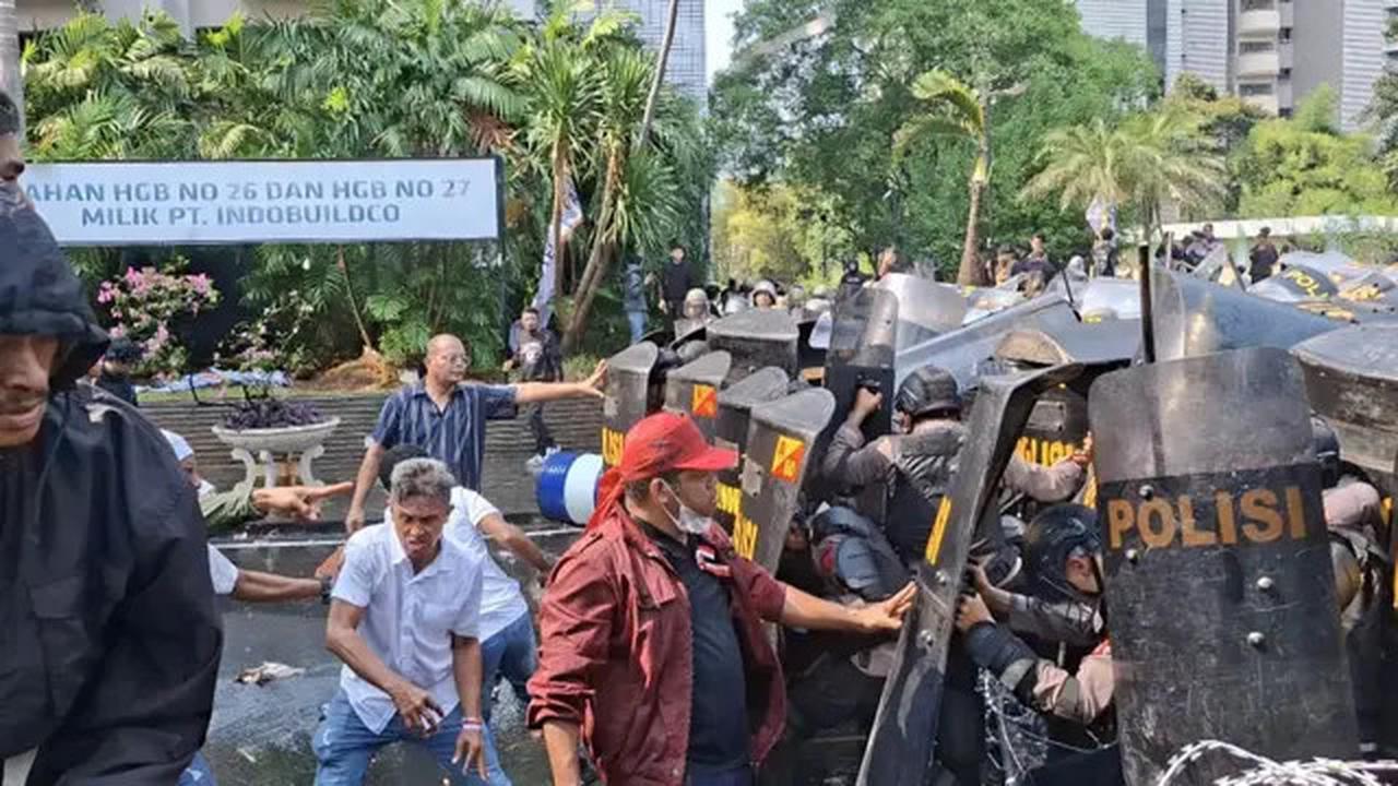 Ricuh, Massa Lempari Botol dan Batu ke TNI-Polri Saat Eksekusi Hotel Sultan