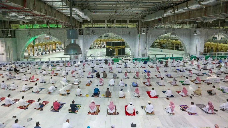 Dibuka Kembali, Begini Suasana Salat Berjamaah di Masjidil Haram