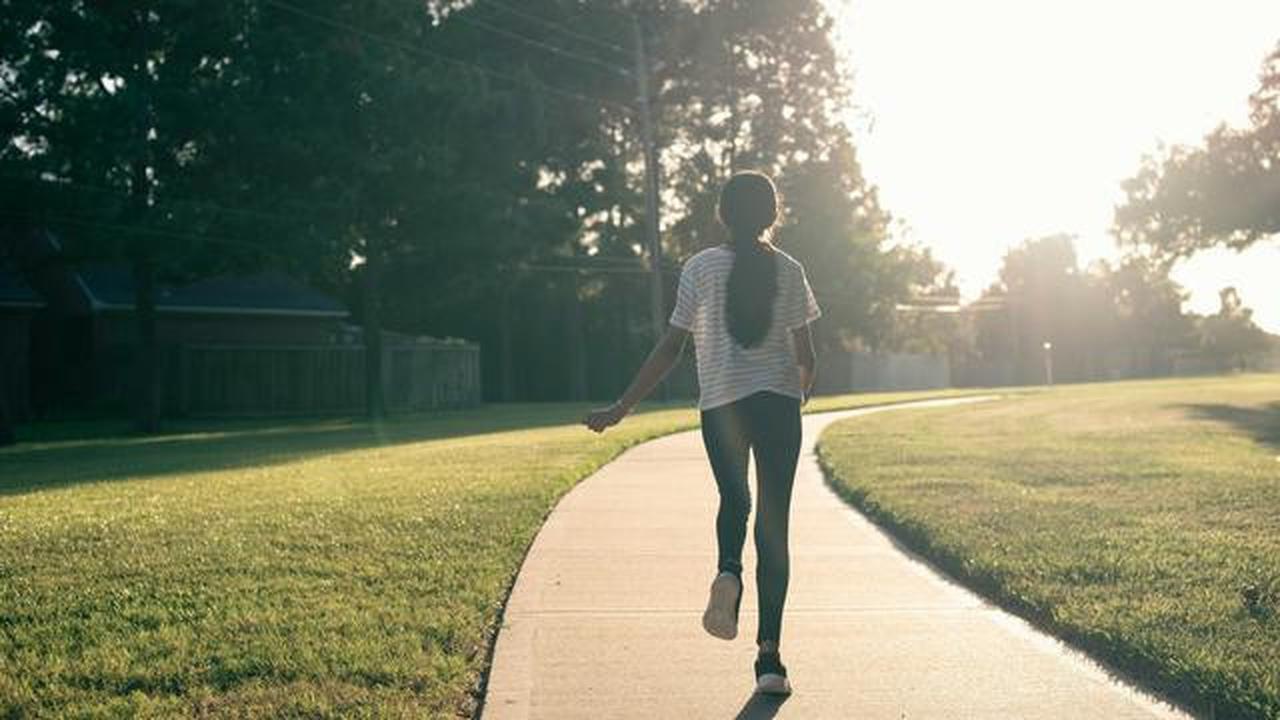 Rutin Jalan Kaki Pagi, Rahasia Tubuh Bugar dan Berat Badan Ideal