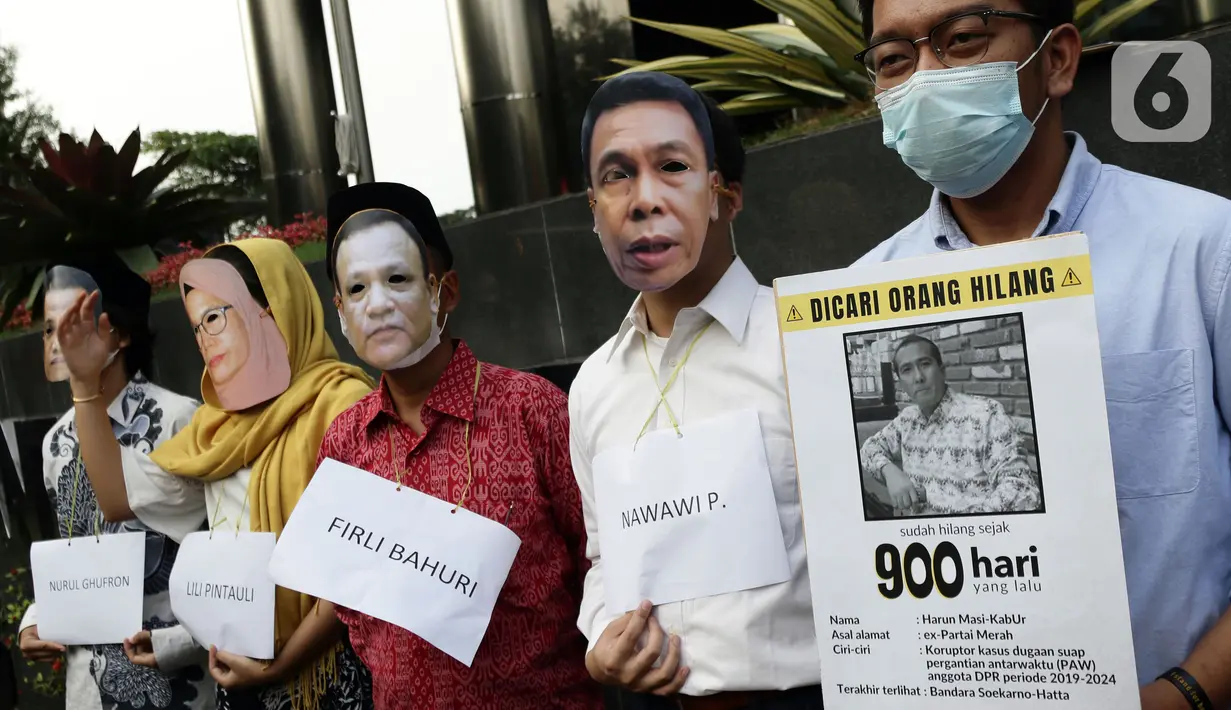 Aktivis dari Indonesia Corruption Watch (ICW) melakukan aksi di depan Gedung Merah Putih Komisi Pemberantasan Korupsi (KPK), Jakarta, Selasa (28/6/2022). Dalam aksinya, Aktivis ICW membawa sejumlah poster untuk mengingatkan KPK terkait kasus buronnya tersangka korupsi, Harun Masiku. (Liputan6.com/Helmi Fithriansyah)