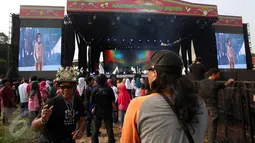 Penonton menyaksikan Pagelaran musik dangdut marawis Betawi di ex Driving Golf Gelora Bung Karno, Senayan, Jakarta, Sabtu (15/4). (Liputan6.com/Johan Tallo)