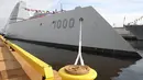 Kapal USS Zumwalt saat bersandar di Baltimore, Maryland, AS (13/10). Kapal penghancur terbesar AS yang juga dikenal dengan DDG 1000 ini segera resmi berlayar usai pelantikan Kapten Kirk sebagai pemimpin komando. (AFP Photo/Mark Wilson)