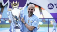 Pep Guardiola berhasil membawa Manchester City meraih trofi juara Premier League untuk keempat kalinya secara beruntun. (AP Photo/Dave Thompson)