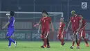 Pemain Timnas Indonesia U-23 berjalan tertunduk usai dikalahkan Thailand U-23 pada laga persahabatan di Stadion PTIK, Jakarta, Kamis (31/5). Indonesia U-23 kalah 1-2 dari Thailaind U-23. (Liputan6.com/Helmi Fithriansyah)