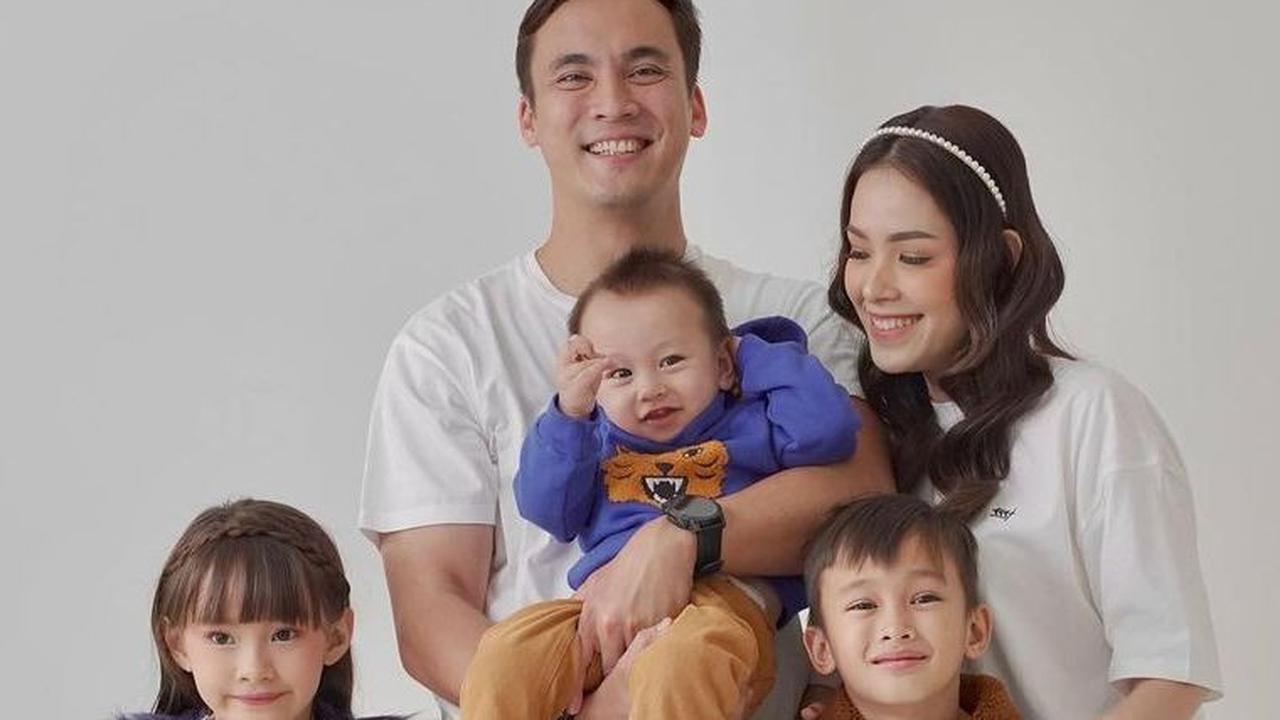 5 Potret Keluarga Bahagia Lady Nayoan dan Rendy Kjaernett bareng Ketiga Anaknya