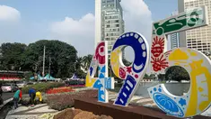 Pekerja dan petugas Dinas Pertamanan dan Kehutanan (Tamhut) DKI Jakarta melalukan persiapan dekorasi Jakarta Hajatan 495 di Bundaran HI, Jakarta Pusat, Senin (20/6/2022). Dekorasi berupa logo Jakarta Hajatan 495 dan peletakan bunga warna-warni di pinggir kolam Bundaran HI untuk memeriahkan HUT ke-495 Kota Jakarta. (Liputan6.com/Faizal Fanani)