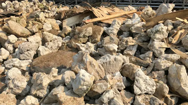 Instalasi batu Gabion di Bundaran HI Jakarta dibongkar pada Senin malam 23 Desember 2019. (Liputan6.com/ Delvira Chaerani Hutabarat)