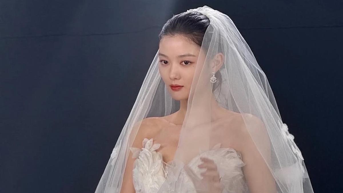 Kim Yoo-jung Dibalut Gaun Pernikahan Putih Dihiasi Bunga saat Berperan Sebagai Ah Jin di Dear X