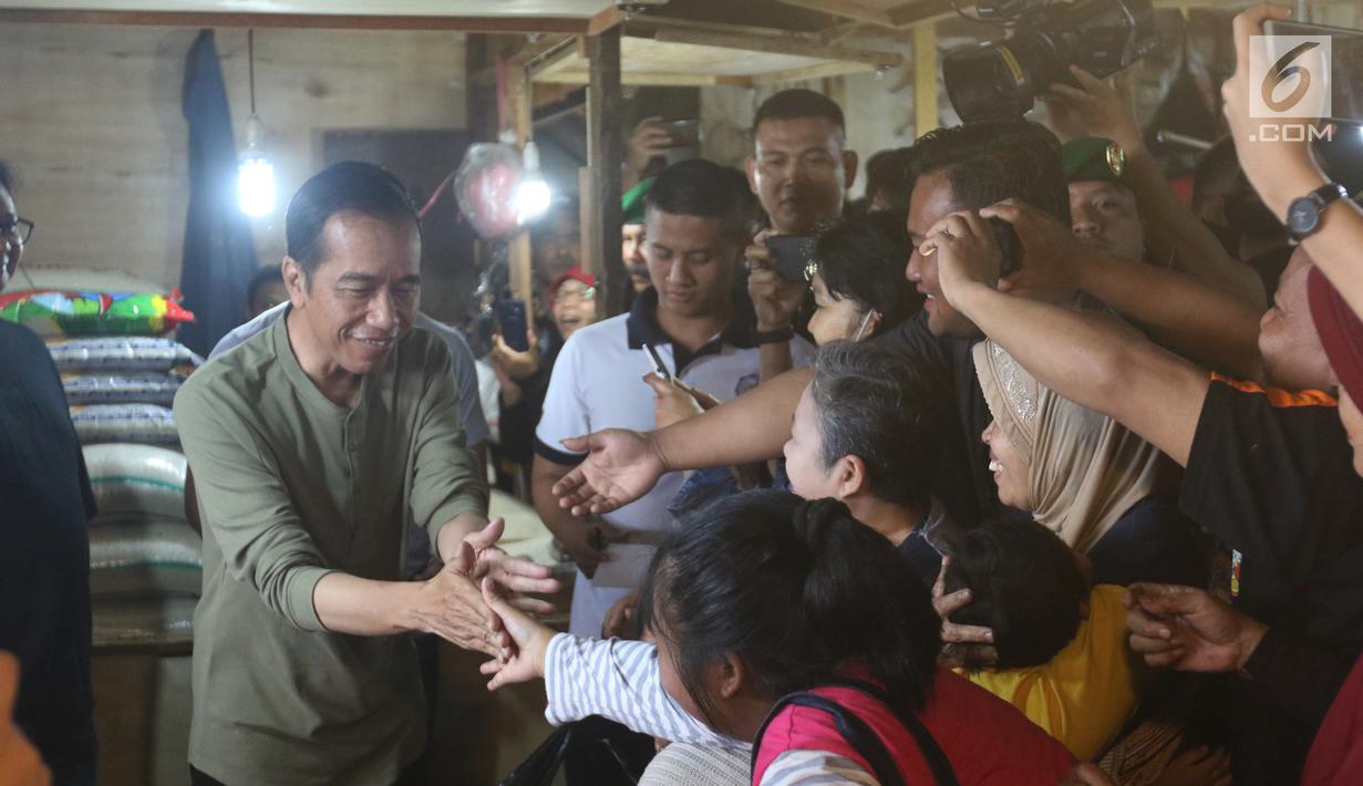Calon Presiden nomor urut 01 Joko Widodo menyapa warga ketika melakukan blusukan ke Pasar Cihaurgeulis, Bandung, Minggu (11/11). Jokowi juga sempat berdialog dengan pedagang dan menanyakan harga-harga bahan pokok yang dijual. (Liputan6.com/Angga Yuniar)