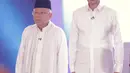 Capres dan Cawapres nomor urut 01Joko Widodo-Ma'ruf Amin menyanyikan lagu Indonesia Raya saat Debat Perdana Capres 2019 di Gedung Bidakara, Pancoran, Jakarta Selatan, Kamis (17/1). (Liputan6.com/Faizal Fanani)