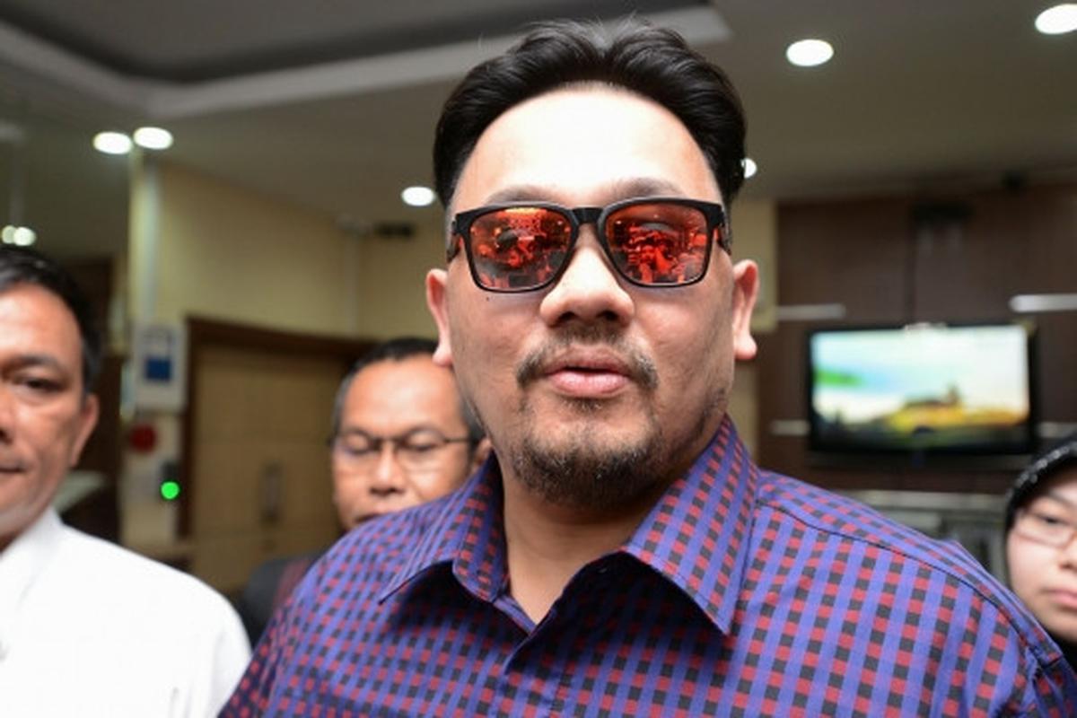 Gaya nyentrik Farhat Abbas serahkan diri ke Polda Metro Jaya