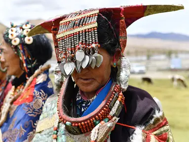 Para perempuan dalam balutan pakaian tradisional Burang terlihat di Wilayah Burang, Prefektur Ali, Daerah Otonom Tibet, China pada 28 Juli 2020. Pakaian tradisional Burang, yang dihiasi dengan emas, perak, mutiara serta perhiasan lainnya, memiliki sejarah lebih dari 1.000 tahun. (Xinhua/Zhan Yan)