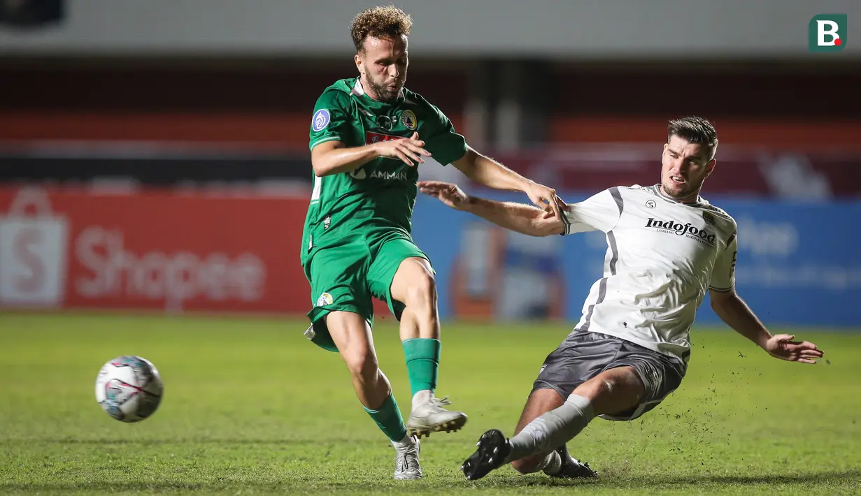 Pemain Persib Bandung, Nick Kuipers (kanan) berusaha merebut bola dari pemain PSS Sleman, Ze Valente saat laga pekan kelima BRI Liga 1 2022/2023 antara PSS Sleman melawan Persia Bandung di Stadion Maguwoharjo, Sleman, Jumat (19/08/2022). (Bola.com/Bagaskara Lazuardi)