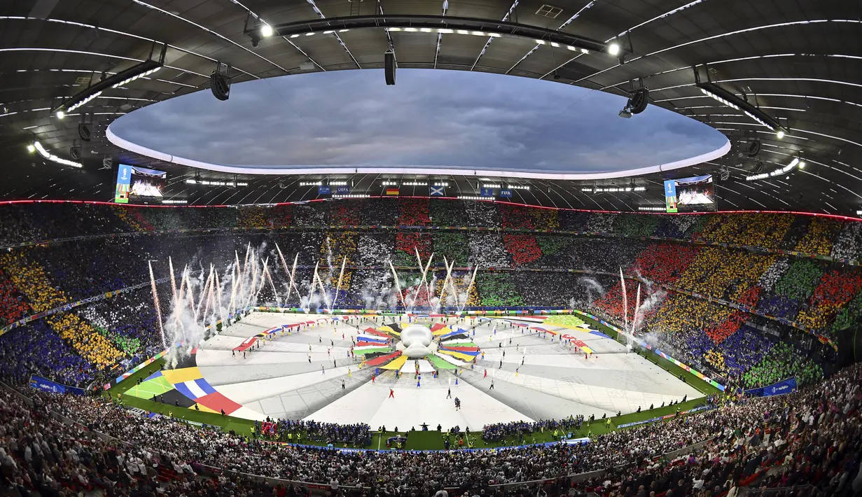 Kemeriahan upacara pembukaan Euro 2024 yang berlangsung di Allianz Arena, Munchen, Jerman, Sabtu (15/06/2024) WIB. (AP Photo/Dpa/Peter Kneffel)