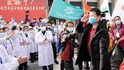 Pasien corona yang pulih memberikan hormat ketika meninggalkan rumah sakit sementara Wuchang di Wuhan, China (10/3/2020). Dua rumah sakit sementara terakhir di Wuhan, pusat penyebaran virus corona ditutup pada Selasa, yang menandai penutupan seluruh 16 rumah sakit di kota itu. (Xinhua/Wang Yuguo)