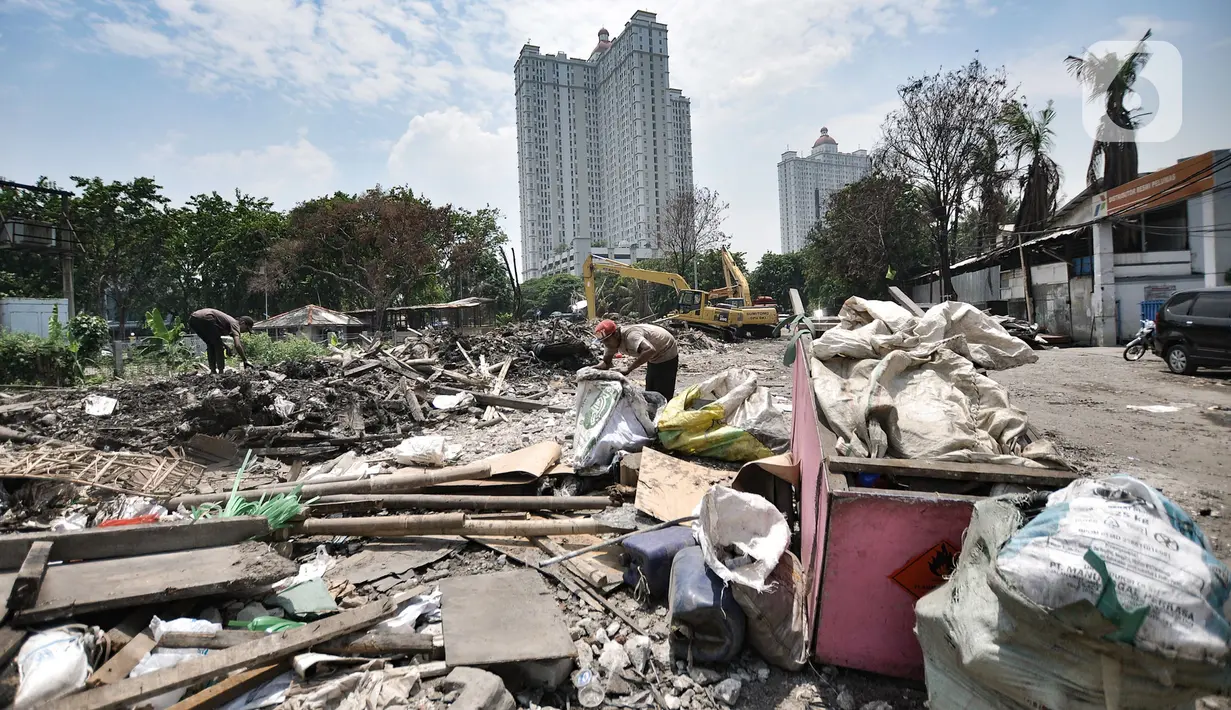 Aktivitas warga korban penggusuran di Jalan Sunter Agung Perkasa VIII, Kecamatan Tanjung Priok, Jakarta Utara, Senin (18/11/2019). Tercatat 570 jiwa dari 62 KK tetap bertahan di wilayah gusuran pasca rumah mereka diratakan pemerintah setempat Kamis (14/11/2019) lalu. (merdeka.com/Iqbal S. Nugroho)