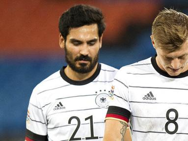 Pemain Jerman, Toni Kroos dan Ilkay Gundogan, tertunduk lesu usai gagal menaklukkan Swiss pada laga UEFA Nations League di Stadion St. Jakob-Park, Senin, (7/9/2020). Kedua tim bermain imbang 1-1. (Peter Klaunzer/Keystone via AP)