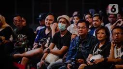 Sejumlah pengunjung menggunakan masker saat menyaksikan Java Jazz Festival 2020 di JIExpo Kemayoran, Jakarta, Jumat (28/2/2020). Promotor meminta penonton memakai masker saat menghadiri Java Jazz Festival 2020 untuk mengantisipasi penyebaran virus corona. (Liputan6.com/Faizal Fanani)