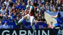 Aksi pemain West Ham United, Marko Arnautovic melakukan kontrol bola saat melawan Leicester City pada lanjutan Premier League di King Power Stadium, Leicester, (5/5/2018).  West Ham menang 2-0. (AFP/Lindsey Parnaby)