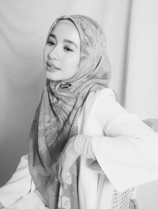 <p>Suka bermain dengan motif, Bella selalu tampak manis dengan gaya hijabnya yang simple.</p>