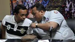 Andi Gani Nena (kanan) berdiskusi dengan rekannya saat menggelar konferensi pers terkait Hari Buruh Internasional, Jakarta , Kamis (23/4/2015). Andi mengatakan akan turun sebanyak 178 ribu buruh mengikuti aksi Mayday. (Liputan6.com/Johan Tallo) 
